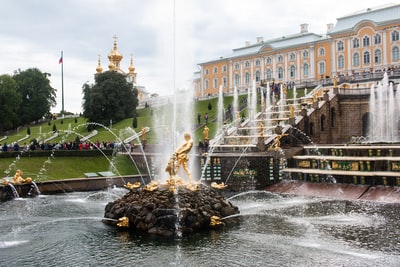 In the center of the fountain
